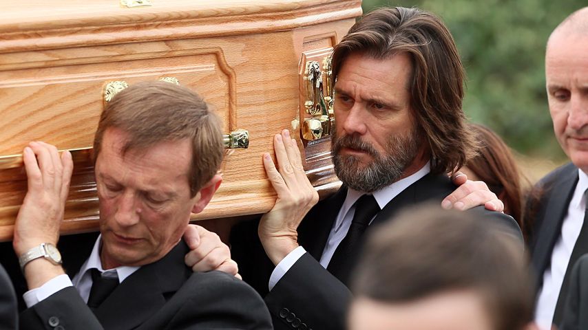 Jim Carrey als Sargträger bei Cathriona Whites Beerdigung