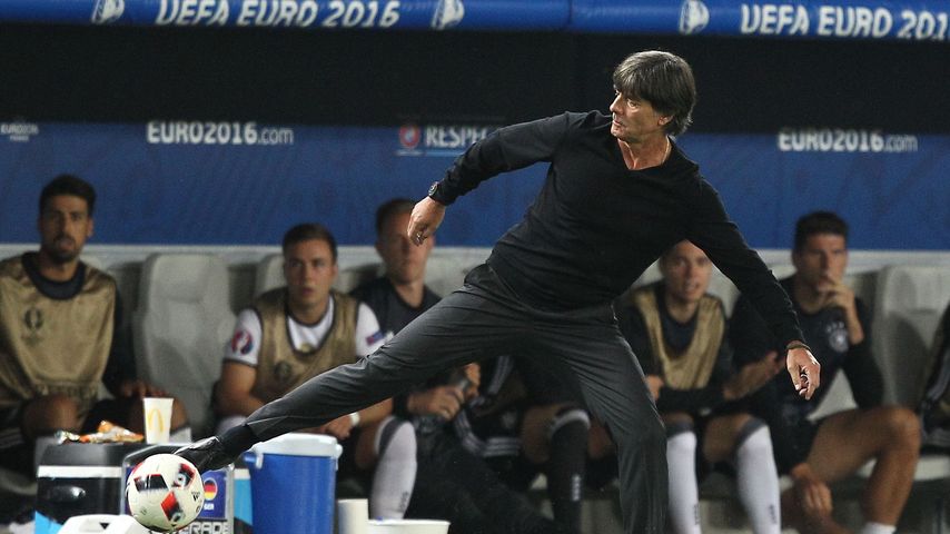 Jogi Löw nimmt beim Spiel gegen Italien gekonnt den Ball an