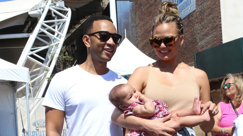 John Legend, Chrissy Teigen und Luna beim "2016 Sports Illustrated Summer Of Swim Fan Festival"