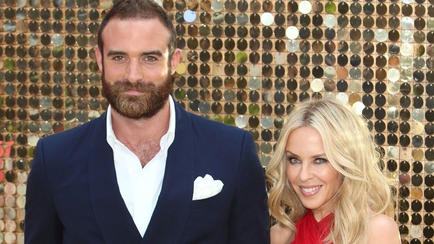Joshua Sasse und Kylie Minogue bei einer Filmpremiere in London