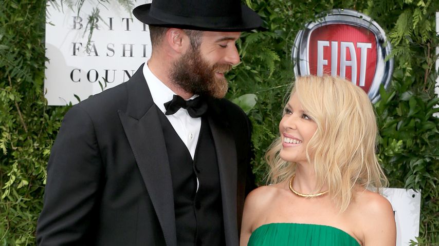 Joshua Sasse und Kylie Minogue