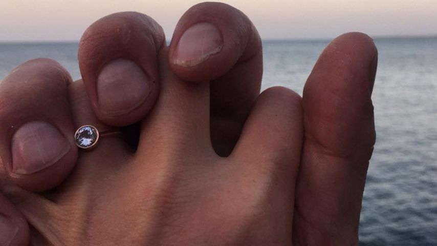 Julia Stiles zeigt ihren Verlobungsring