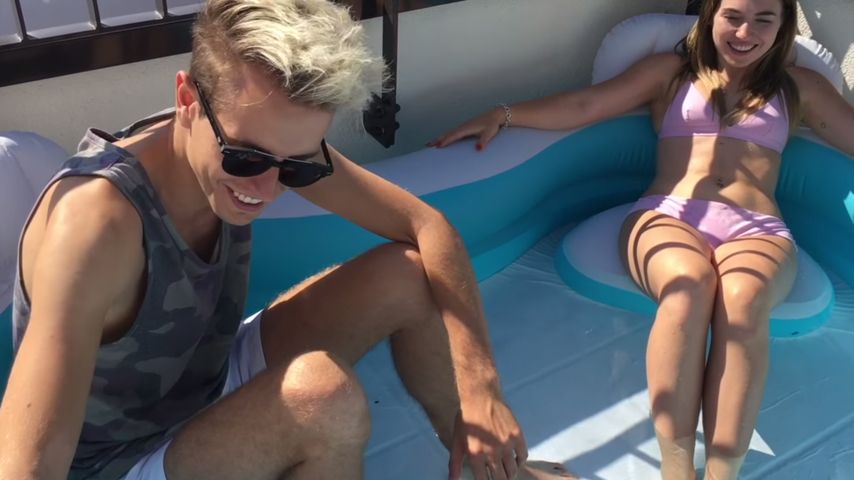 Julian Claßen und Bibi Heinicke im Pool