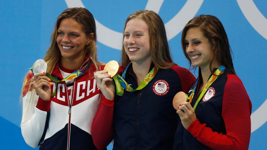 Julija Jefimowa, Lilly King & Katie Meili (v.l.) bei der Siegerehrung über 100-Meter Brustschwimmen