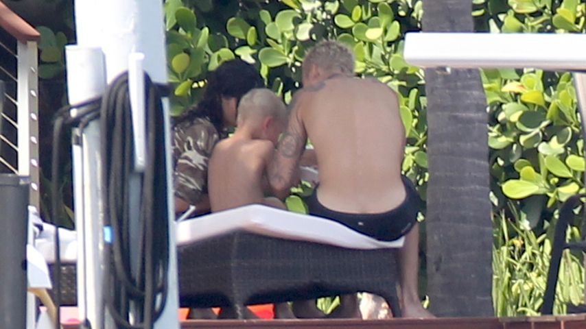 Justin Bieber, Bruder Jaxon und eine unbekannte Brünette (v.r.) in Miami