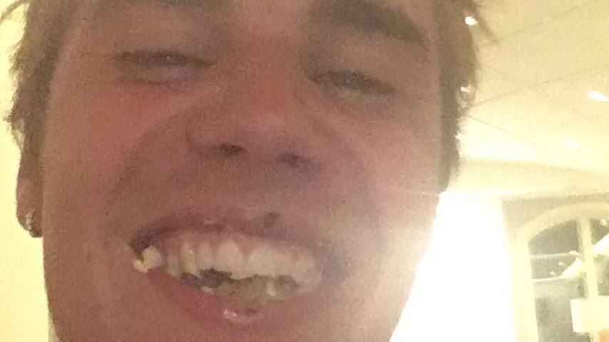 Justin Bieber mit Essen im Mund