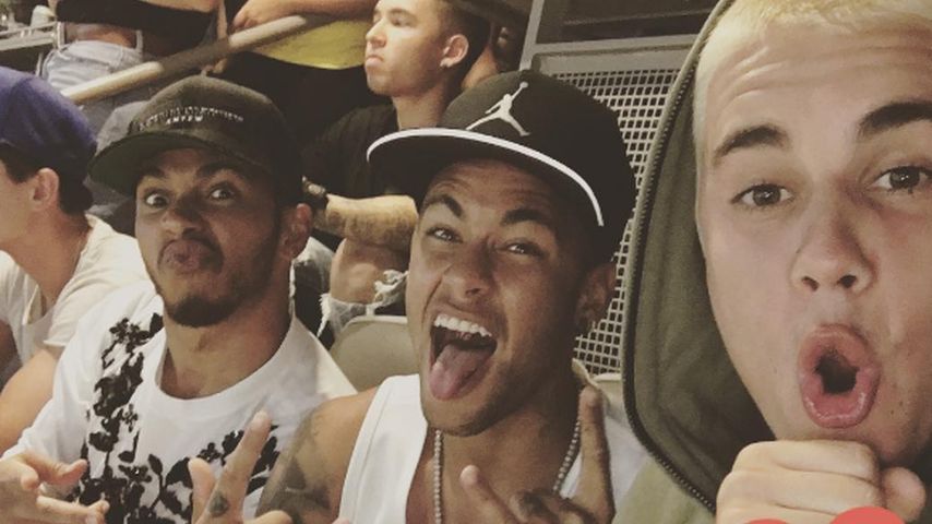 Justin Bieber bei einem Fußballspiel mit Neymar und Lewis Hamilton