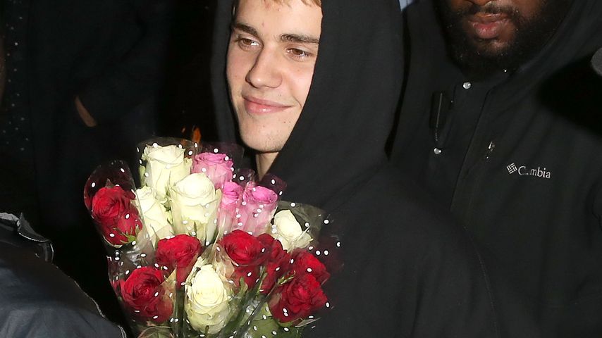 Justin Bieber mit einem Strauß Rosen vor dem Tape Club in London