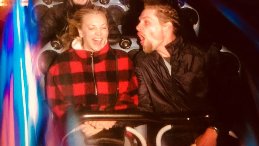 Kaley Cuoco und Karl Cook im Disneyland