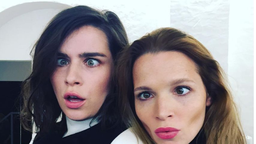Karoline mit Co-Star Nora Tschirner