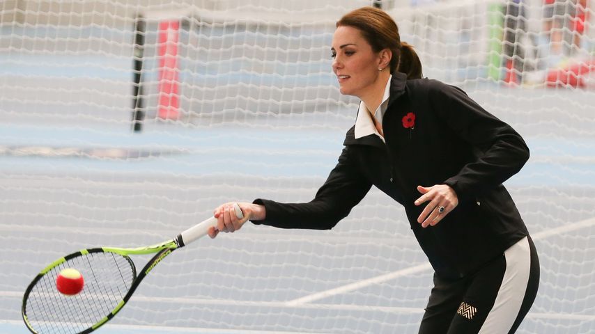 Sportlich: Herzogin Kate schwingt schwanger den Schläger!
