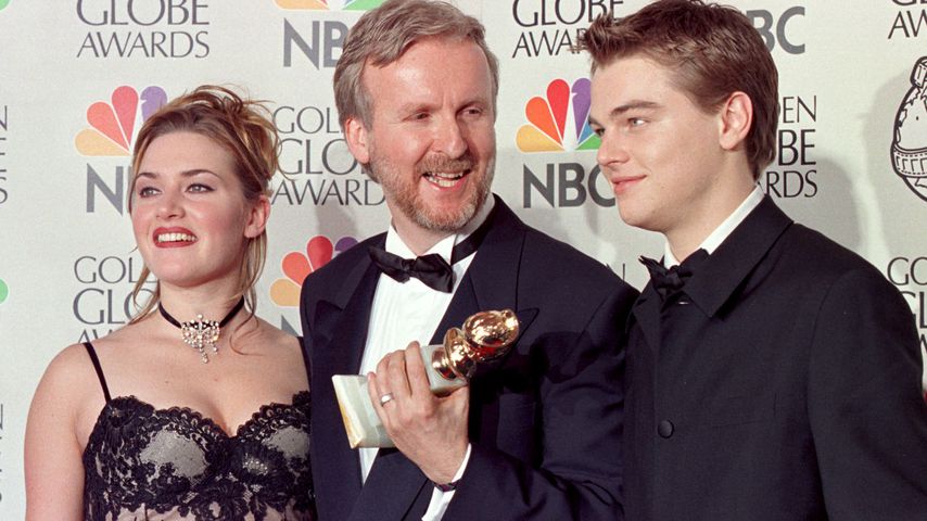 Kate Winslet, James Cameron und Leonardo DiCaprio mit einem Golden Globe für "Titanic"