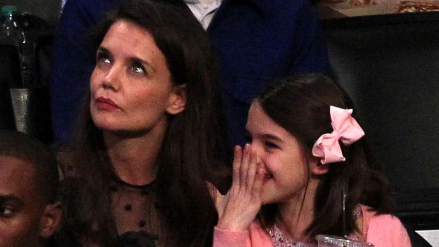 Katie Holmes und Suri Cruise bei einem Basketballspiel
