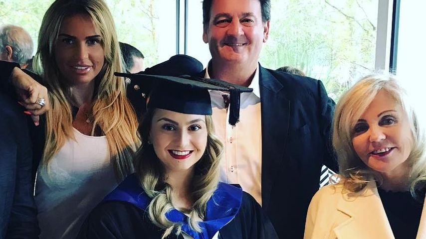 Katie und ihre Schwester Sophie Price mit ihren Eltern Paul und Amy