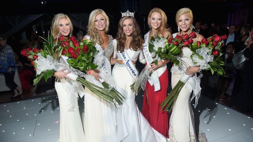 Kelley Johnson (2 v. li.) bei der Miss America After-Party 2015