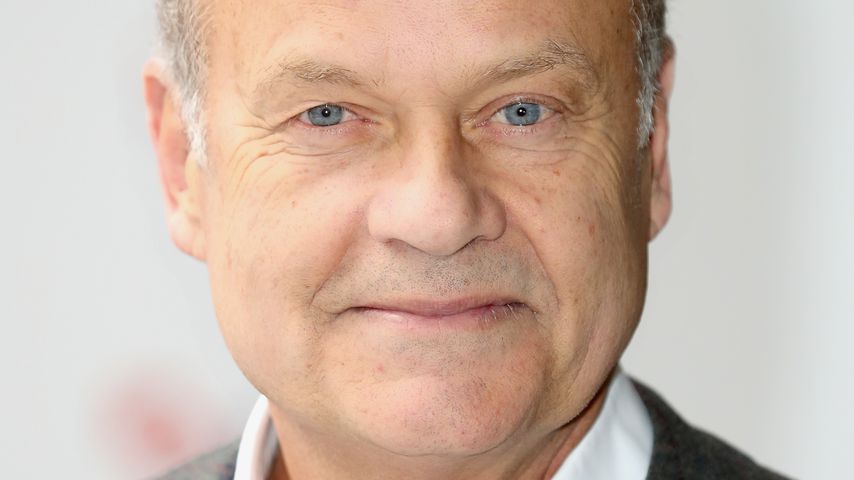 Seine Schwester Holt Ihm Einen Runter Seine Schwester Holt Ihm Einen Runter