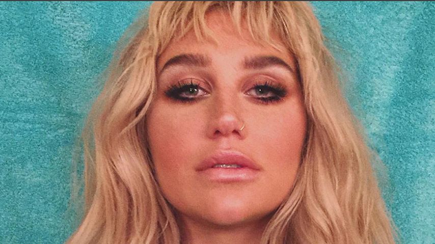 Kesha in einer hohen Bluse