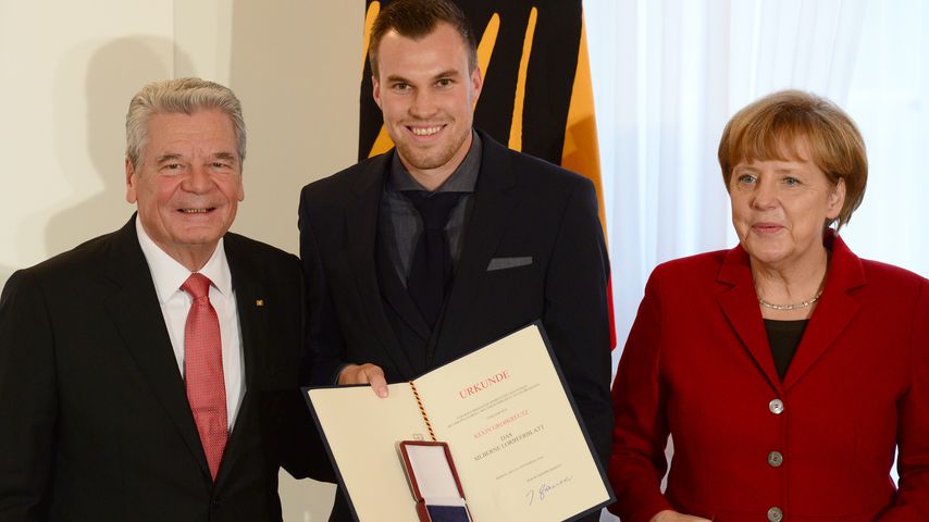 Kevin Großkreutz (m.) mit Bundespräsident Joachim Gauck und Bundeskanzlerin Angela Merkel