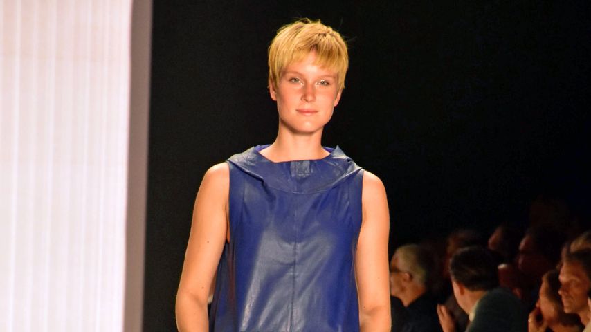 Kim Hnizdo bei der Riani-Show auf der Berlin Fashion Week 2016