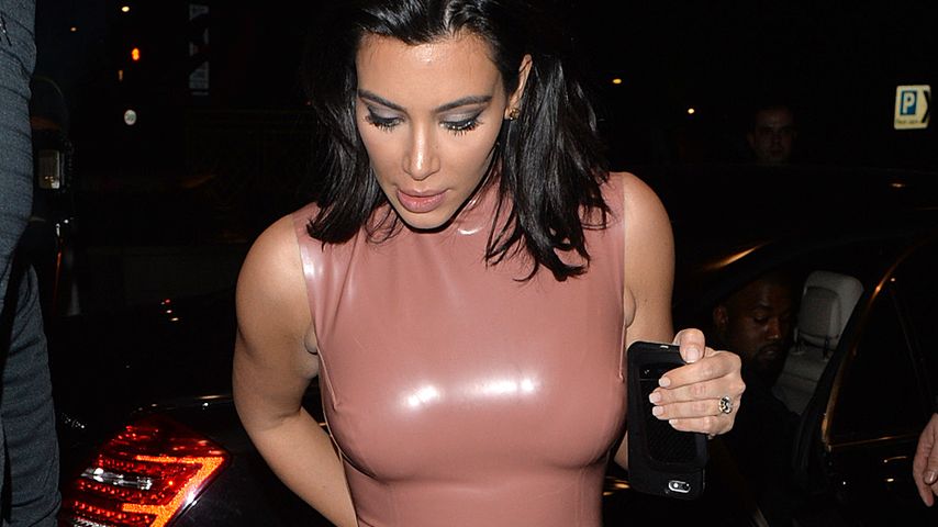 Kim Kardashian in einem Kleid von Atsuko Kudo