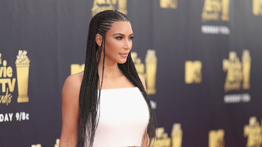 Neuer Style: Kim Kardashian rockt Red Carpet mit Braids!