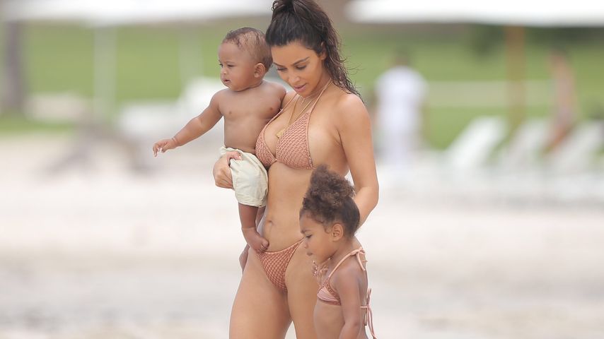 Kim Kardashian mit ihren Kindern Saint und North in Mexiko