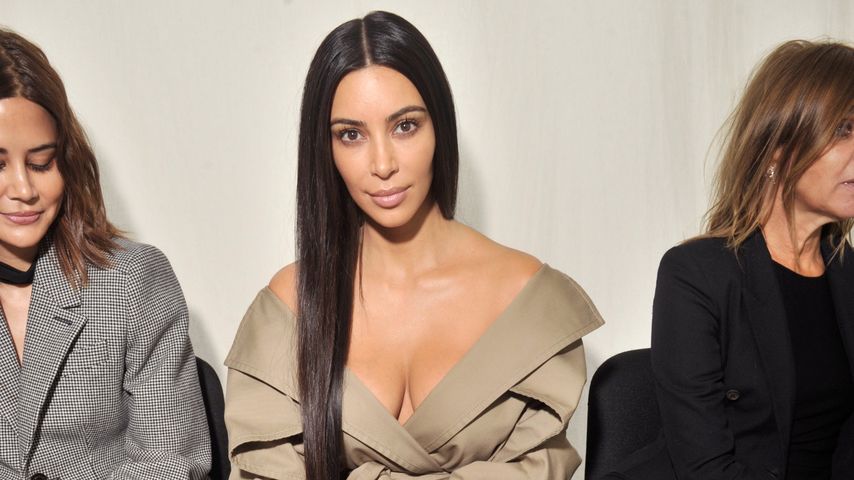 Kim Kardashian bei der "Balenciaga Modenschau" während der Paris Fashion Week