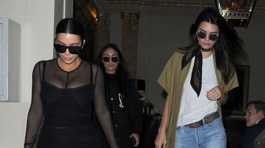 Kim Kardashian und Kendall Jenner verlassen ein Restaurant zusammen