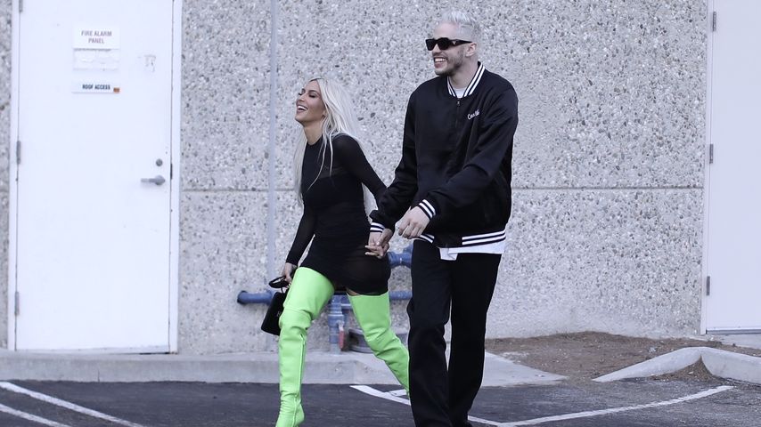 Kim Kardashian und Pete Davidson turteln auf einem Parkplatz