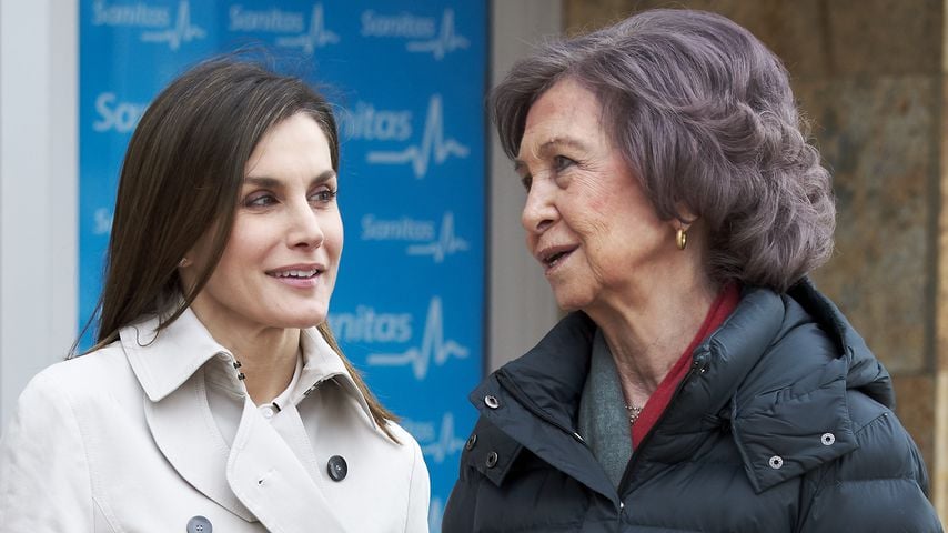Königin Letizia und Königin Sofia vor dem Krankenhaus