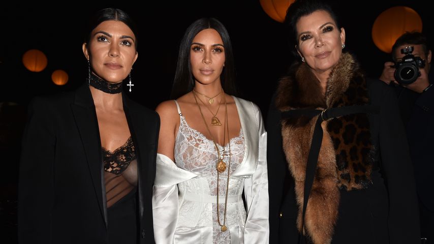 Kourtney Kardashian, Kim Kardashian und Kris Jenner bei einer Modenschau in Paris