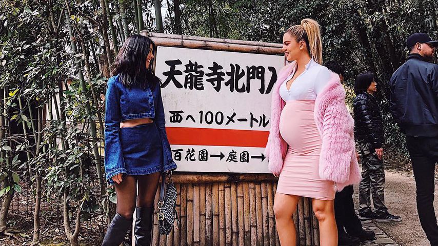 Kourtney und Khloè Kardashian in Japan