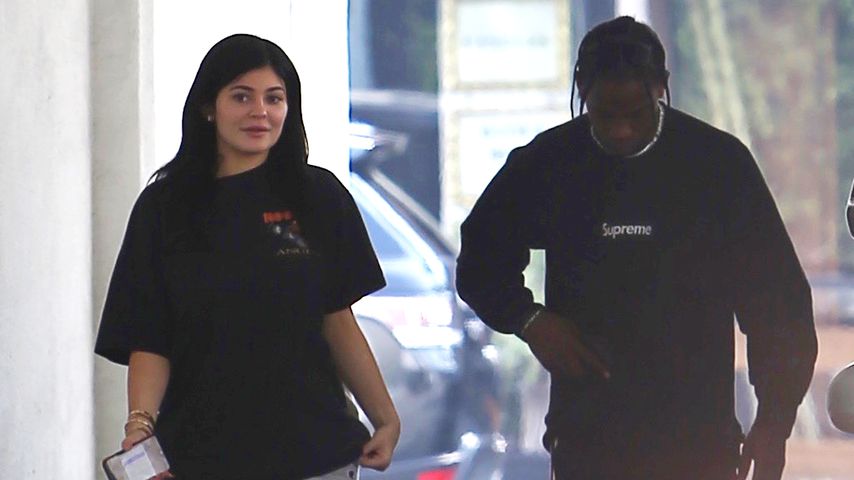 Kylie Jenner und Travis Scott vor einem Ärztehaus in Los Angeles im Juni 2017