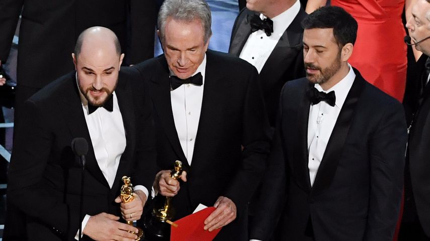 "La La Land"-Produzent Jordan Horowitz, Laudator Warren Beatty und Jimmy Kimmel bei den Oscars 2017