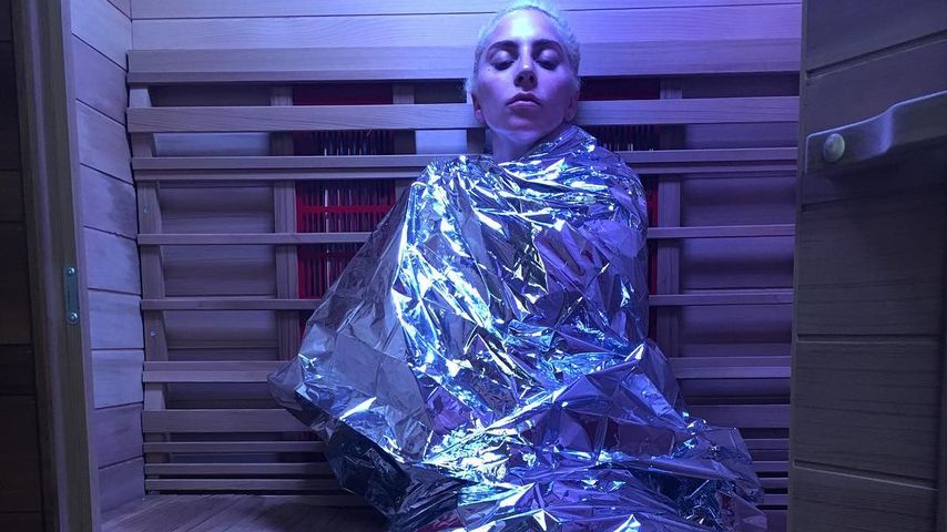 Sängerin Lady Gaga in einer Infrarot-Sauna