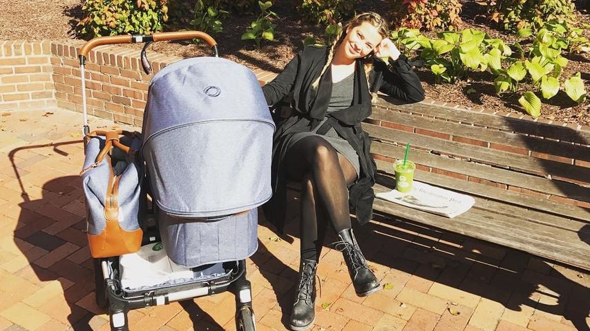 Laura Osswald mit Töchterchen Karline Ruby im Kinderwagen