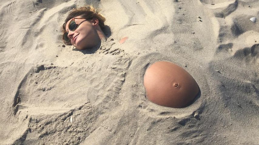 Laura Perlongos Babybauch am Strand