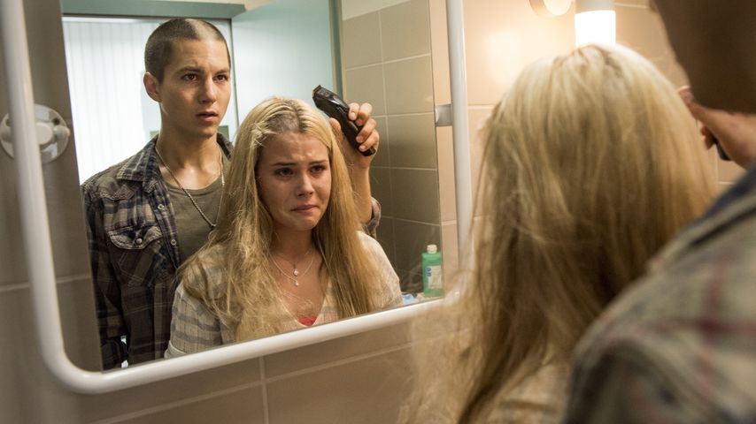Leo (Tim Oliver Schultz) und Kim (Nele Schepe) rasieren sich die Haare ab