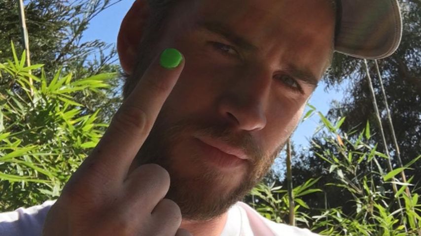 Liam Hemsworth mit grünem Fingernagel