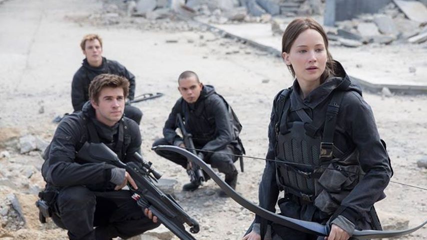 Liam Hemsworth, Sam Claflin, Evan Ross und Jennifer Lawrence in "Mockingjay, Teil 2"