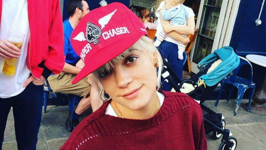 Lily Allen mit einer pinken Cap