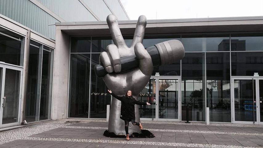 Lina vor dem "The Voice Kids"-Studio