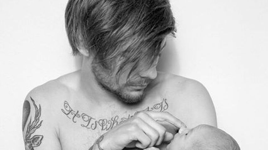 Louis Tomlinson mit seinem Sohn auf dem Arm