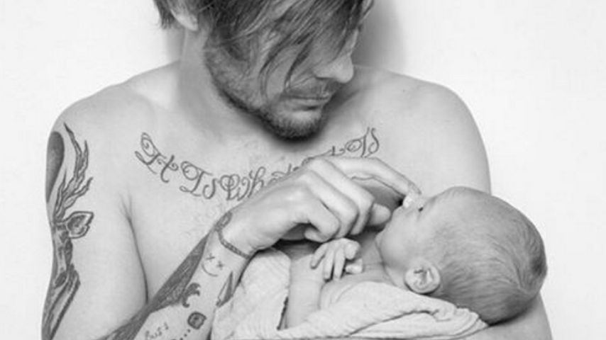 Louis Tomlinson mit seinem Sohn auf dem Arm