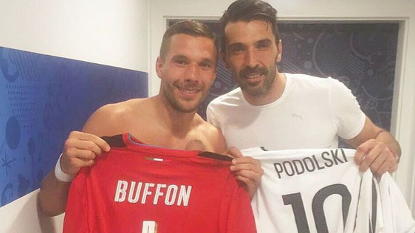 Trikottausch zwischen Lukas Podolski und Gianluigi Buffon