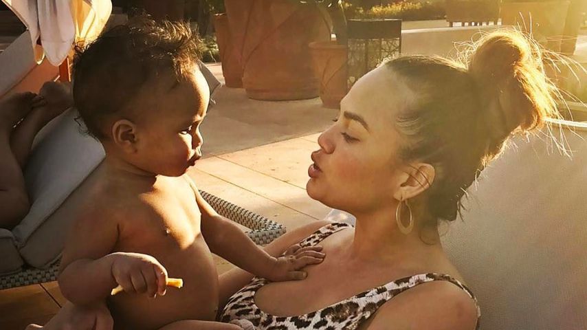 Gangsta Napper: Chrissy Teigen & Baby Luna als süßes Rap-Duo