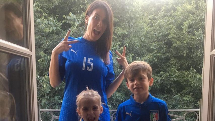 Maddalena Nullo, die Gattin von Andrea Barzagli, mit den Kindern Camilla und Mattia