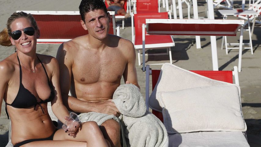 Mario Gomez und Carina Wanzung am Strand