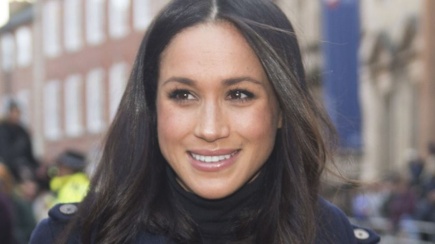 Meghan Markle mit Blumenstrauß in der Hand in Nottingham