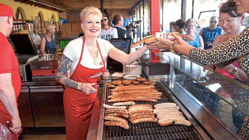 Melanie Müller bei der Arbeit im "Grillmüller" auf Mallorca